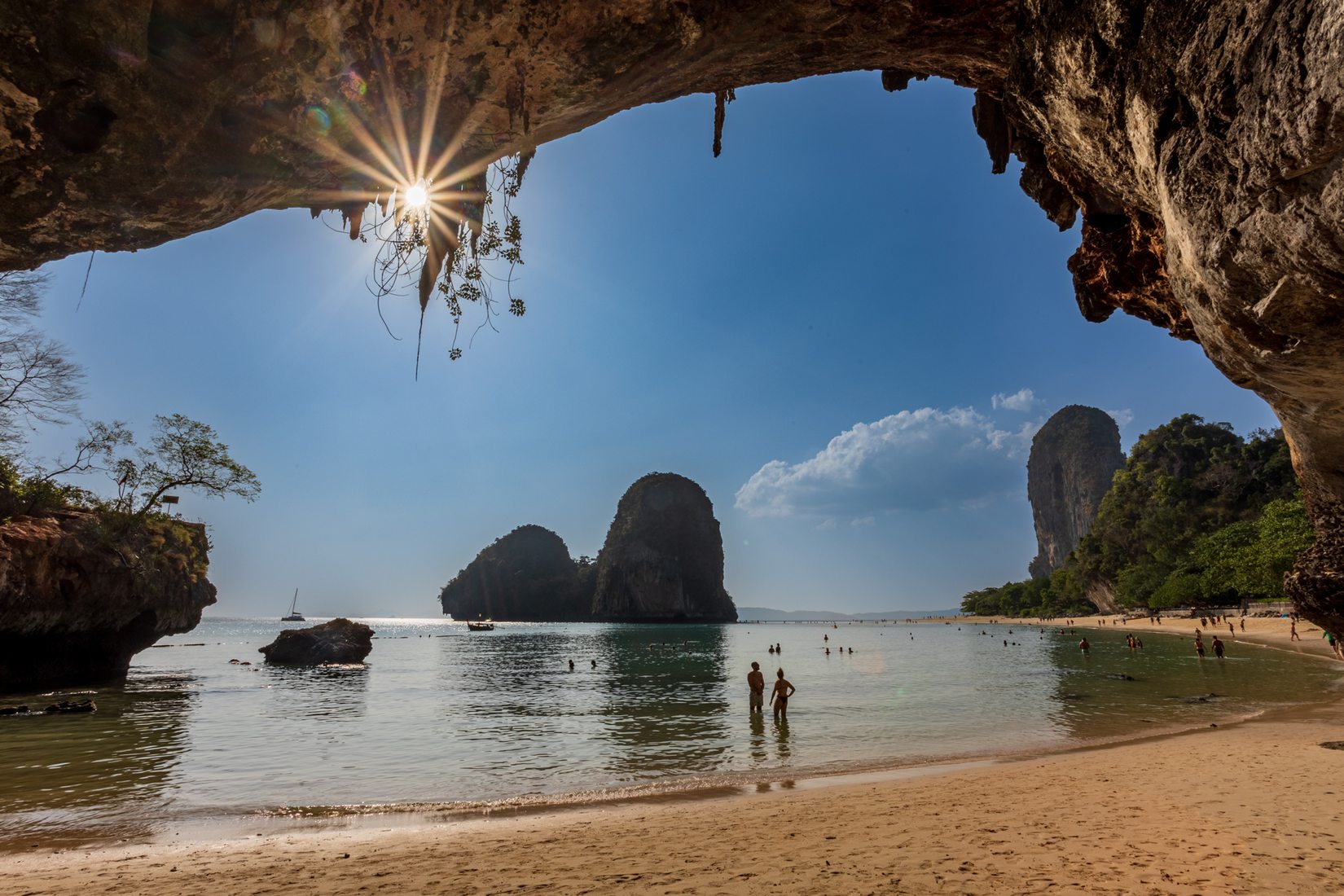 File:Beach Railay beach, Thailand - Strand (19940251718).jpg