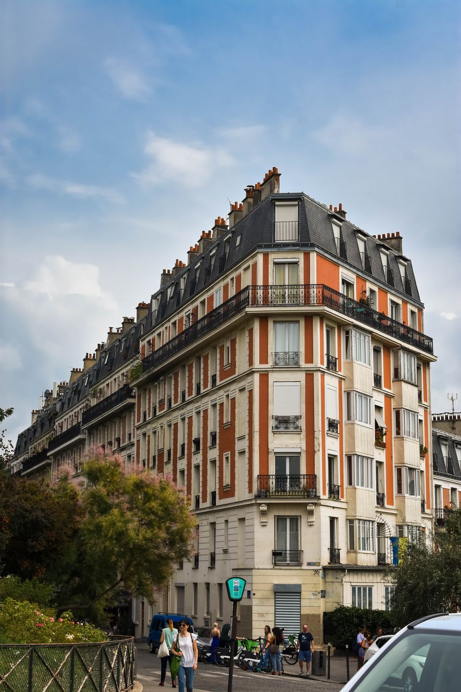 Sinking House, Montmartre, Paris, France