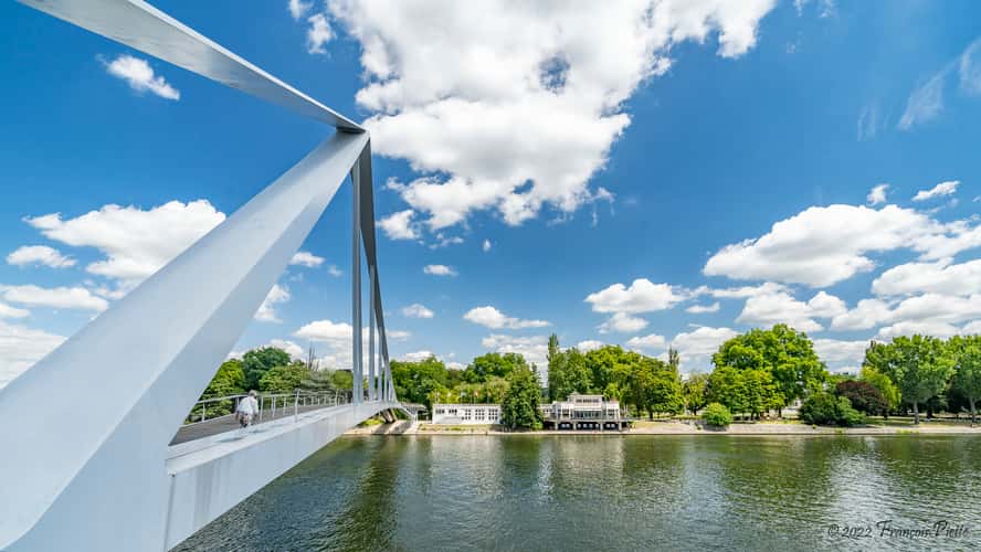 La Belle Liégeoise, pedestrian bridge