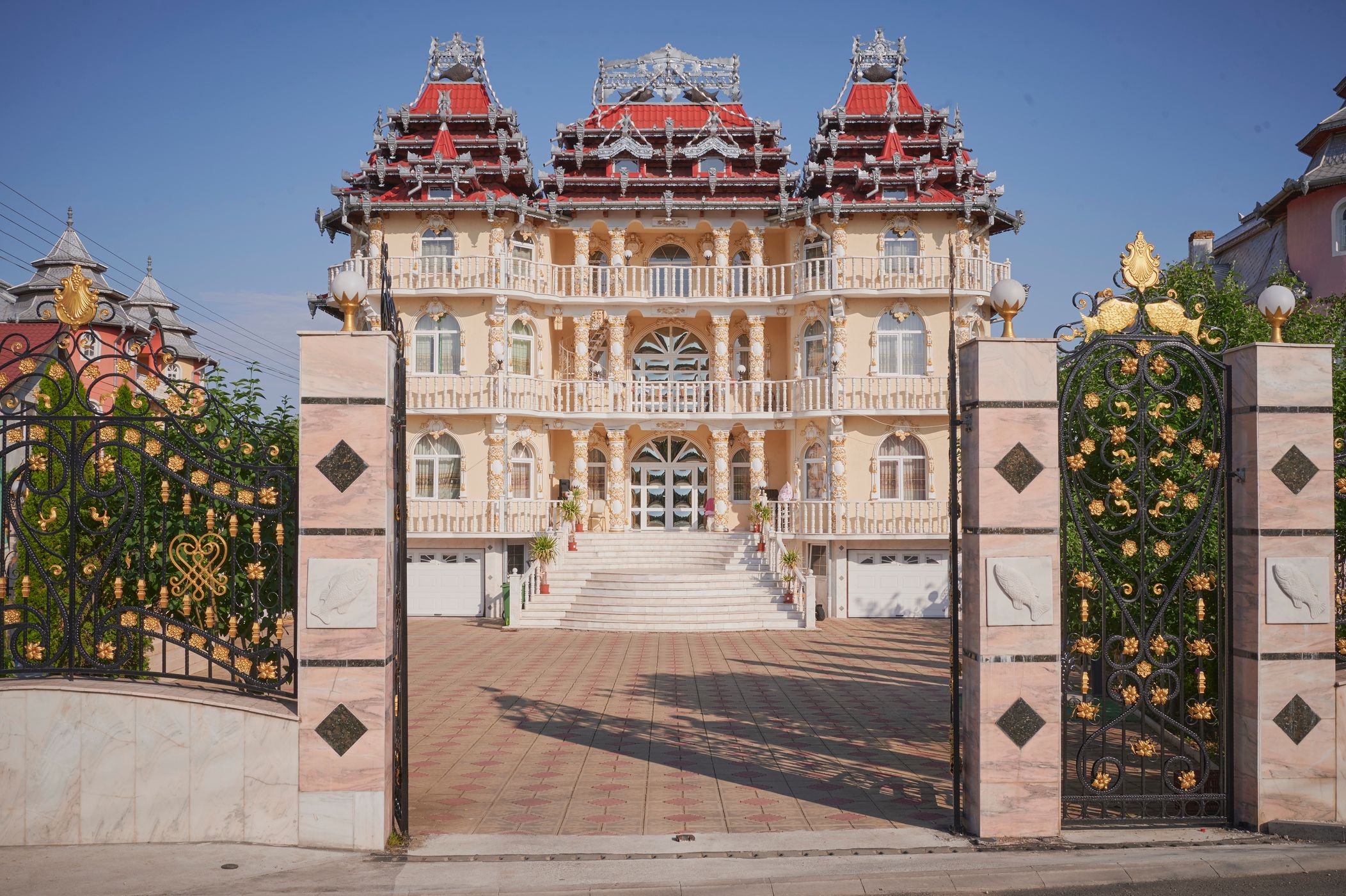 Hunedoara Roma Palaces, Romania