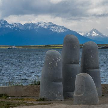 Monumento de la Mano, Puerto Natales, Chile