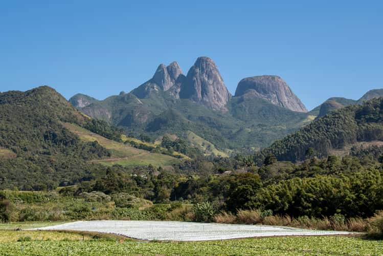 Três Picos e Capacete