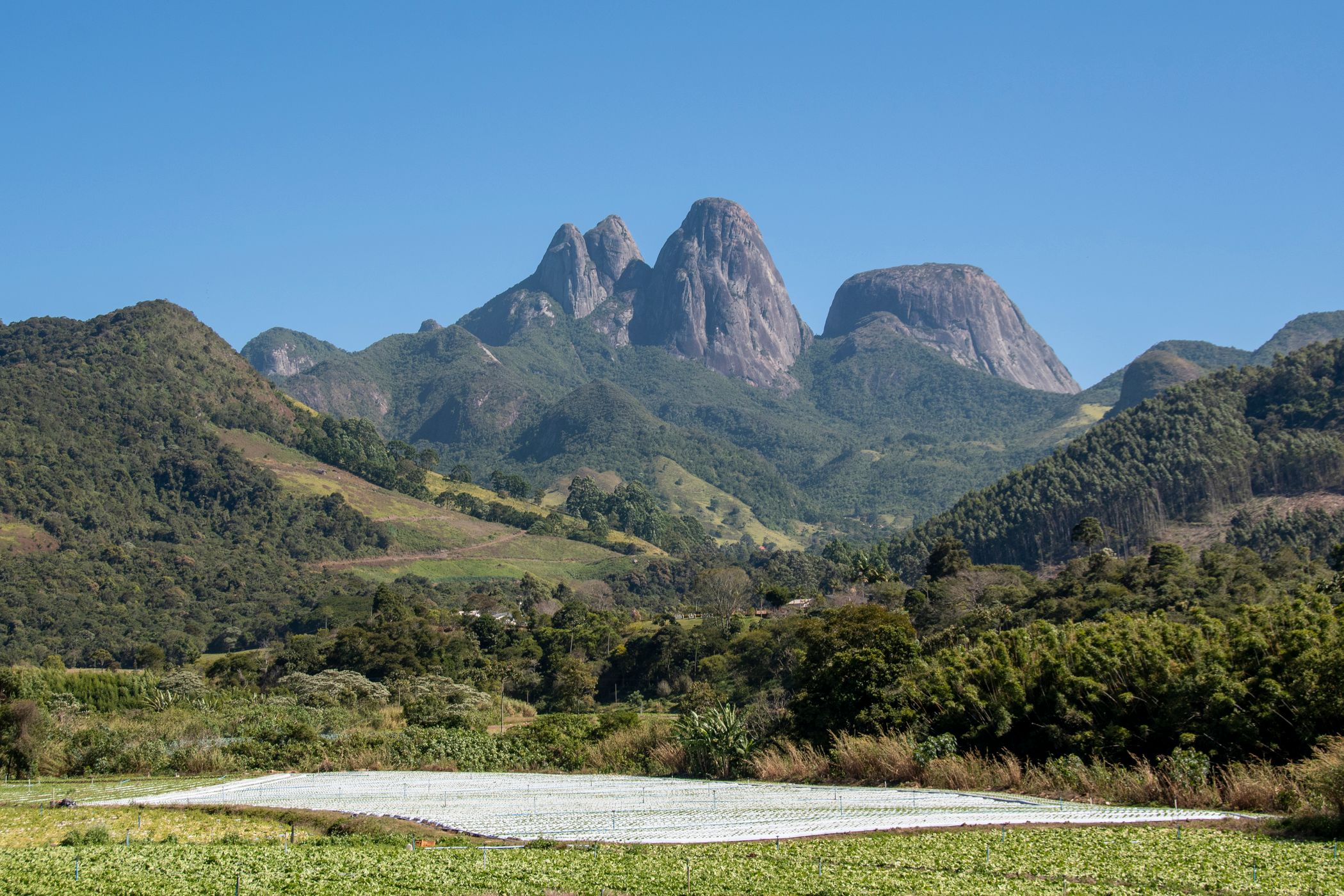 Três Picos e Capacete, Brazil