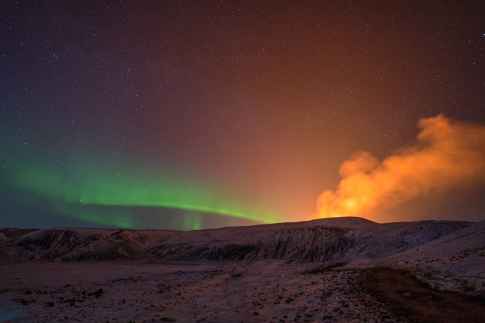 Stunning Photography from an erupting Volcano in Iceland