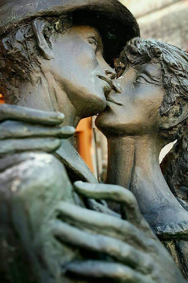 The kiss, Italy
