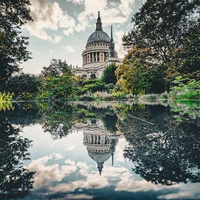 St Paul’s Cathedral from Reflection Garden, London, United Kingdom