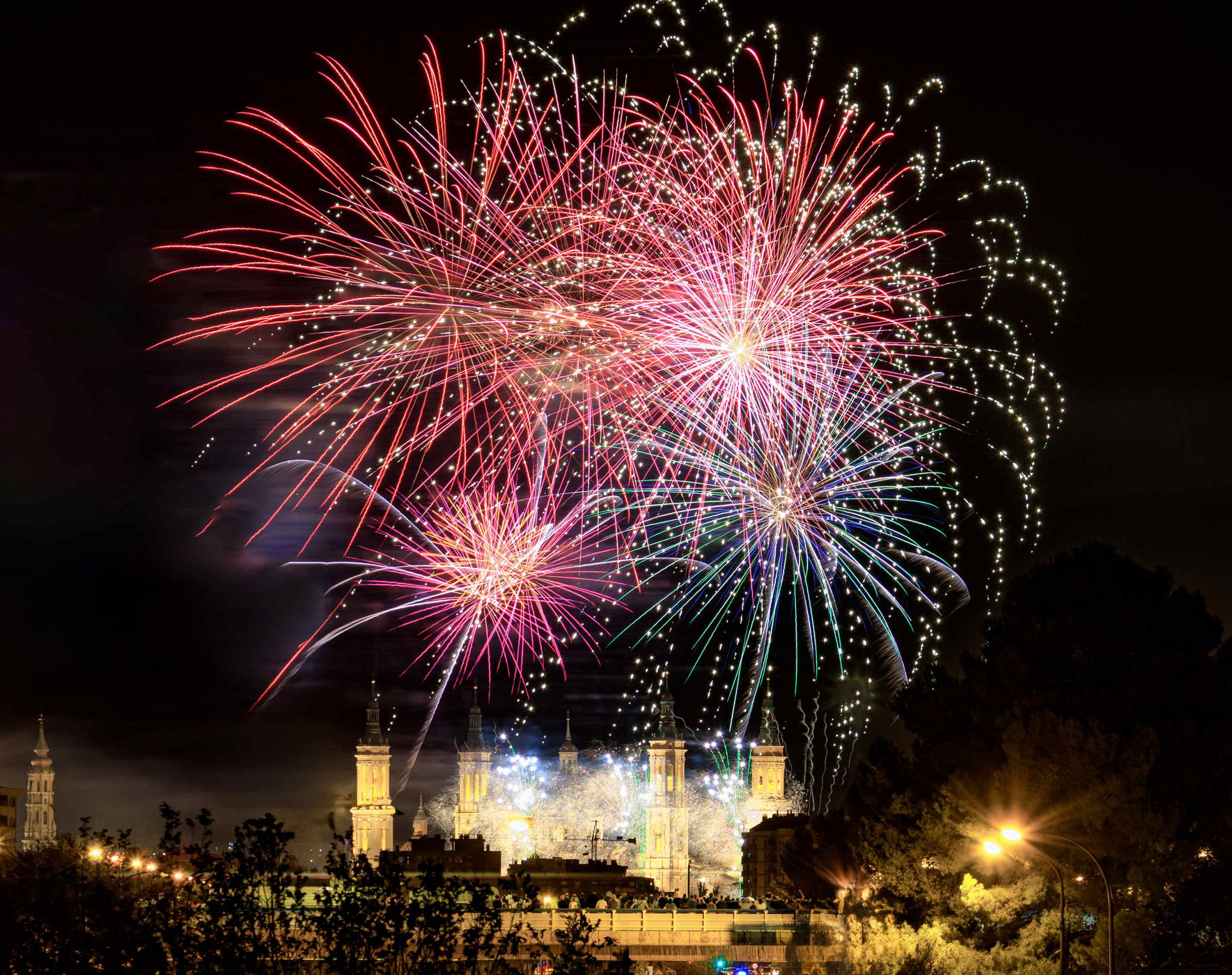 Fuegos artificiales en el Pilar, Spain