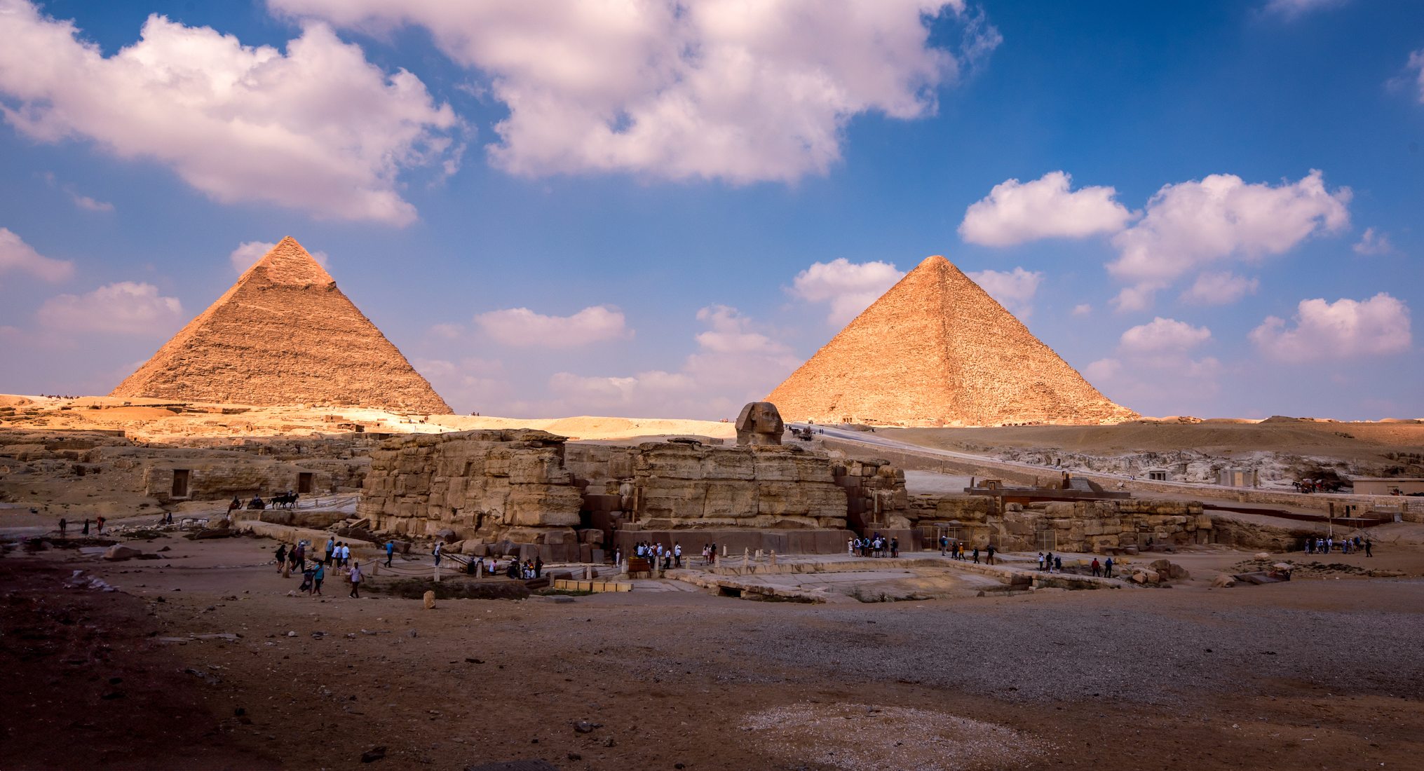 are the pyramids of giza located in egypt