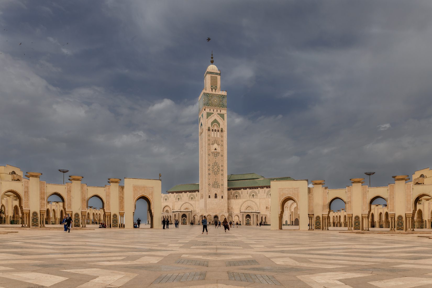 https://images.locationscout.net/2023/10/hassan-ii-mosque-morocco-1l3a.jpg?h=1100&q=83
