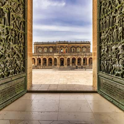 Loooking to Palazzo Ducezio, Noto, Italy