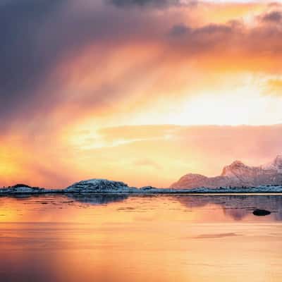 Skokelvika bay alongside Valbergsveien, Lofoten, Norway
