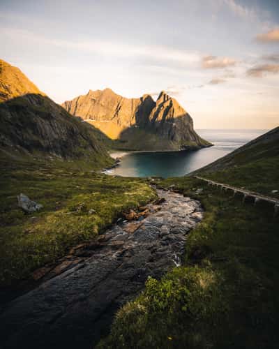 Kvalvika Beach, Hike