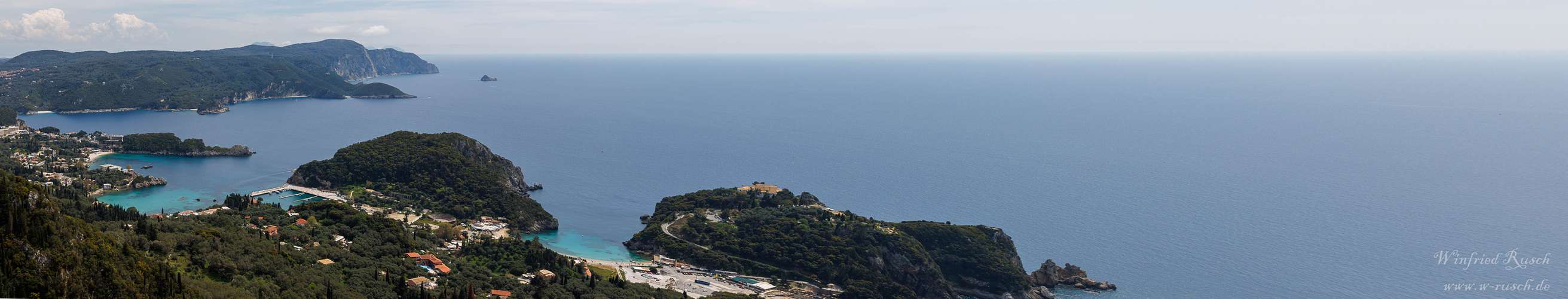 Blick auf Paleokastritsa auf Korfu