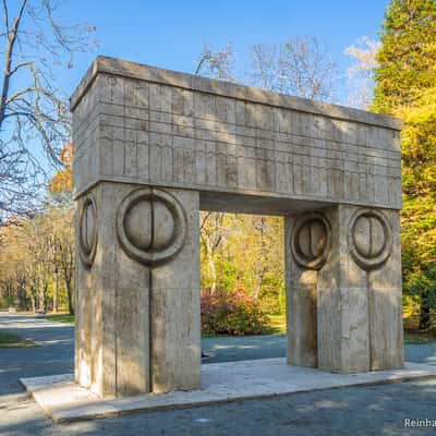 Gate of the Kiss (Poarta Sărutului), Târgu Jiu, Romania