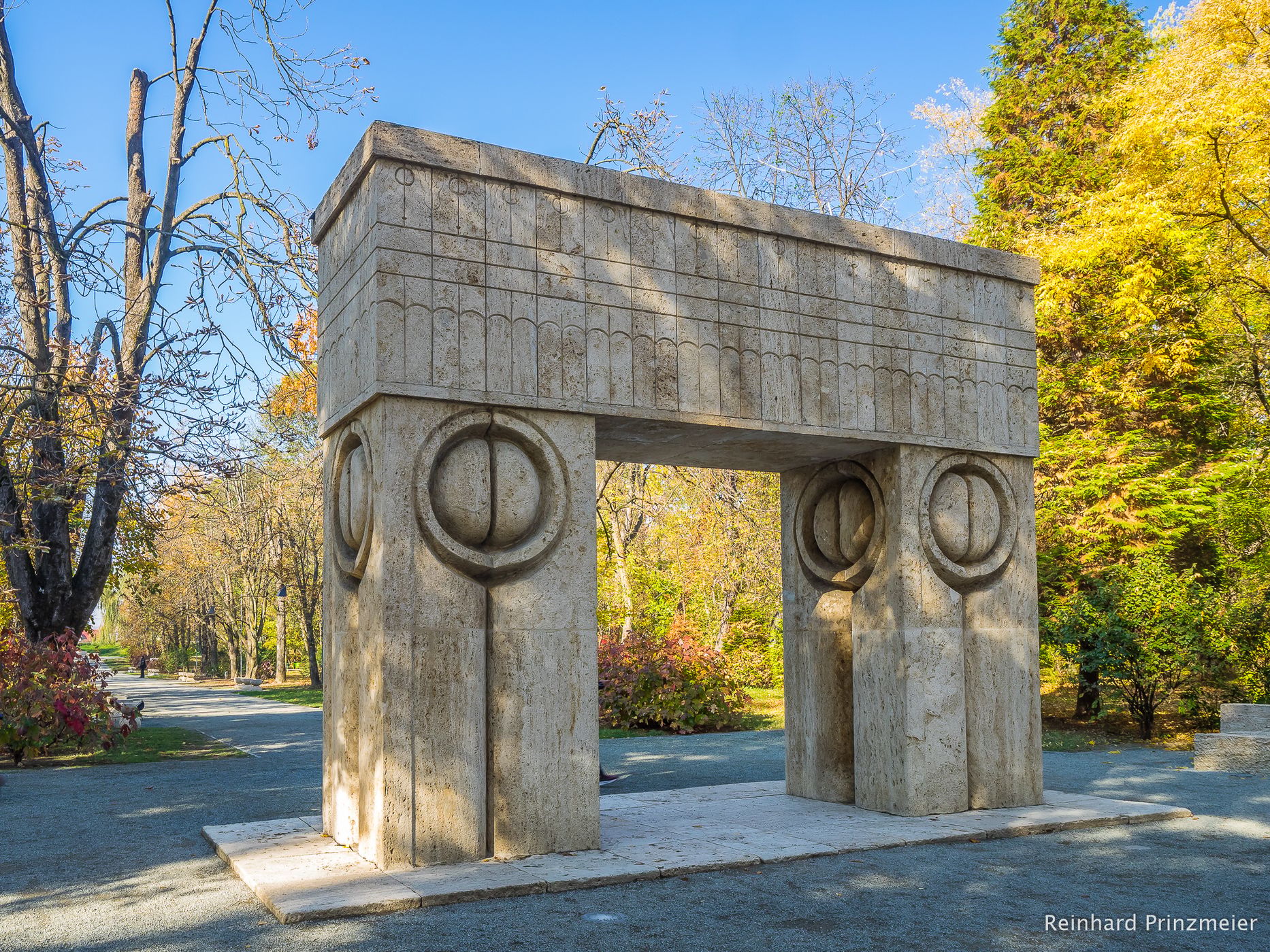Gate of the Kiss (Poarta Sărutului), Târgu Jiu, Romania