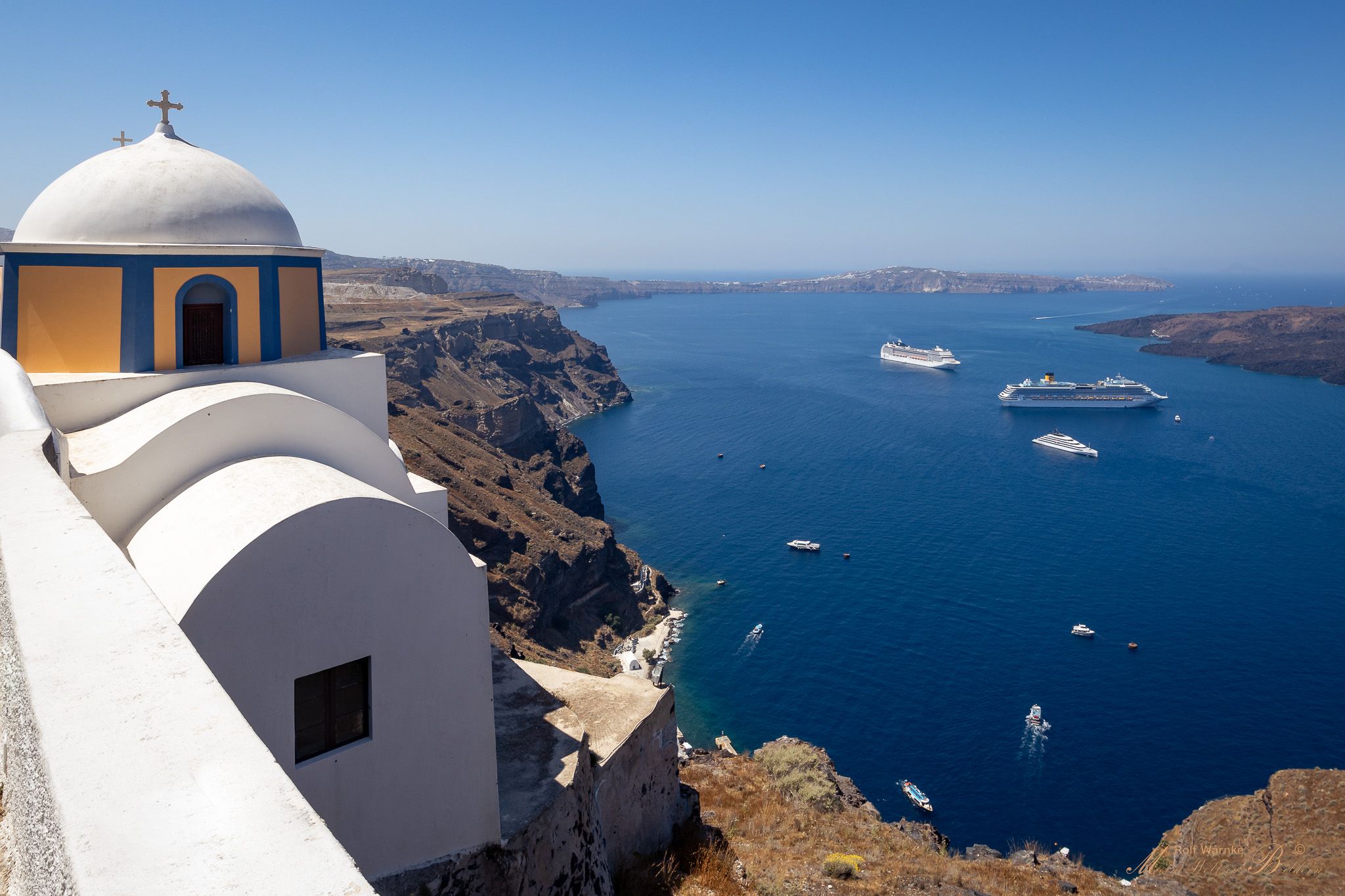 kleine weiße Kirche auf Santorini, Greece