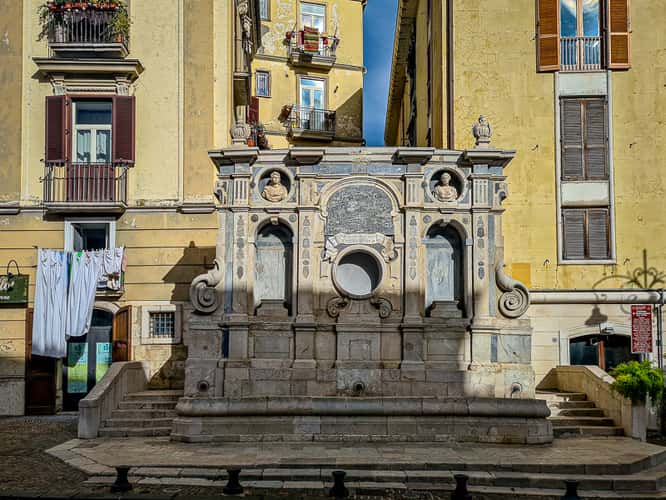 Fontana di Bellerofonte (o dei Tre Cannoli)