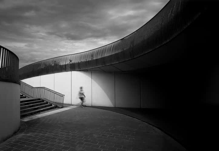 under the balcony traffic circle at the station ( Bruge )
