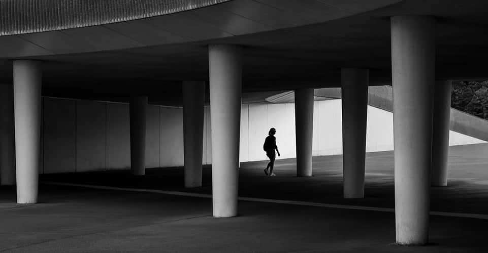 under the balcony traffic circle at the station ( Bruge )