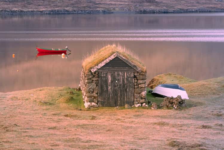 Fishing huts by Lake Sørvágsvatn