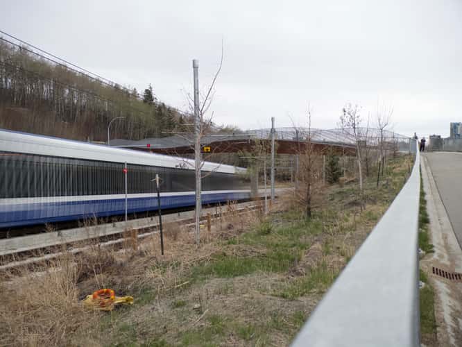 Kâhasinîskâk Pedestrian Bridge