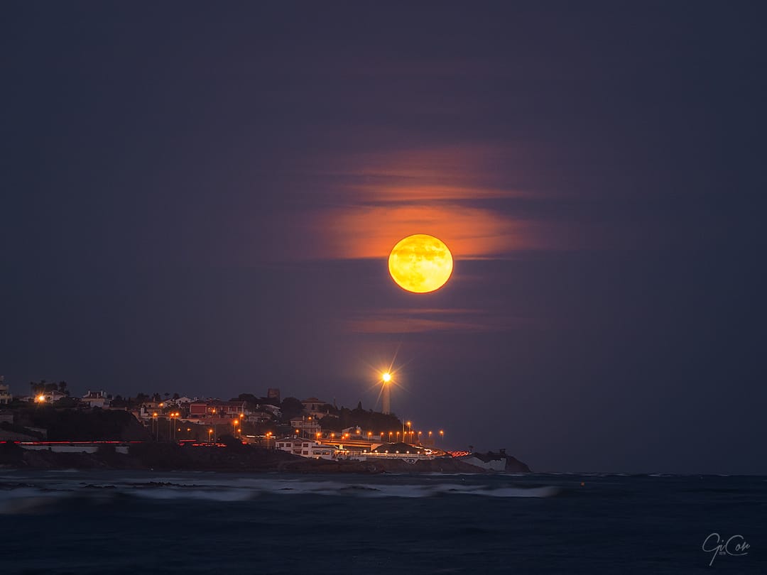 Salida Luna en Faro Calaburra, Spain
