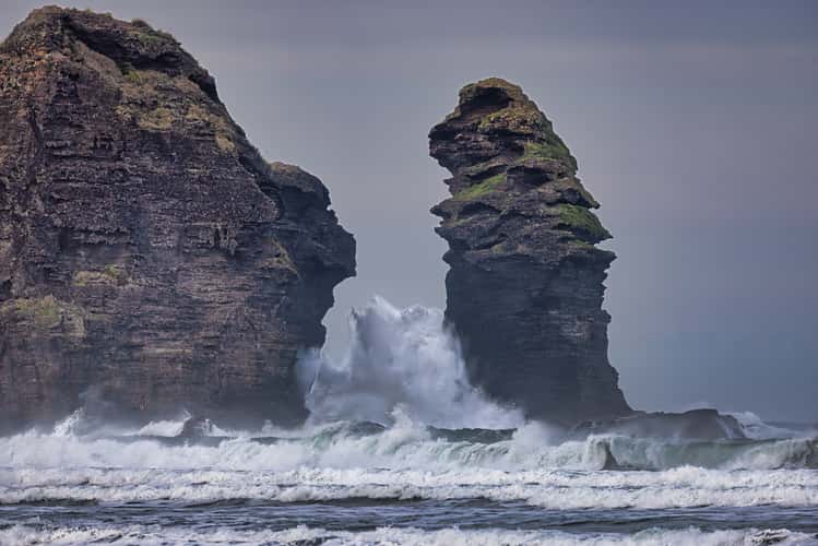 Large Surf south end Piha beach, Piha, North Island