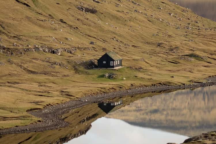 lonely house, Lake Sørvágsvatn