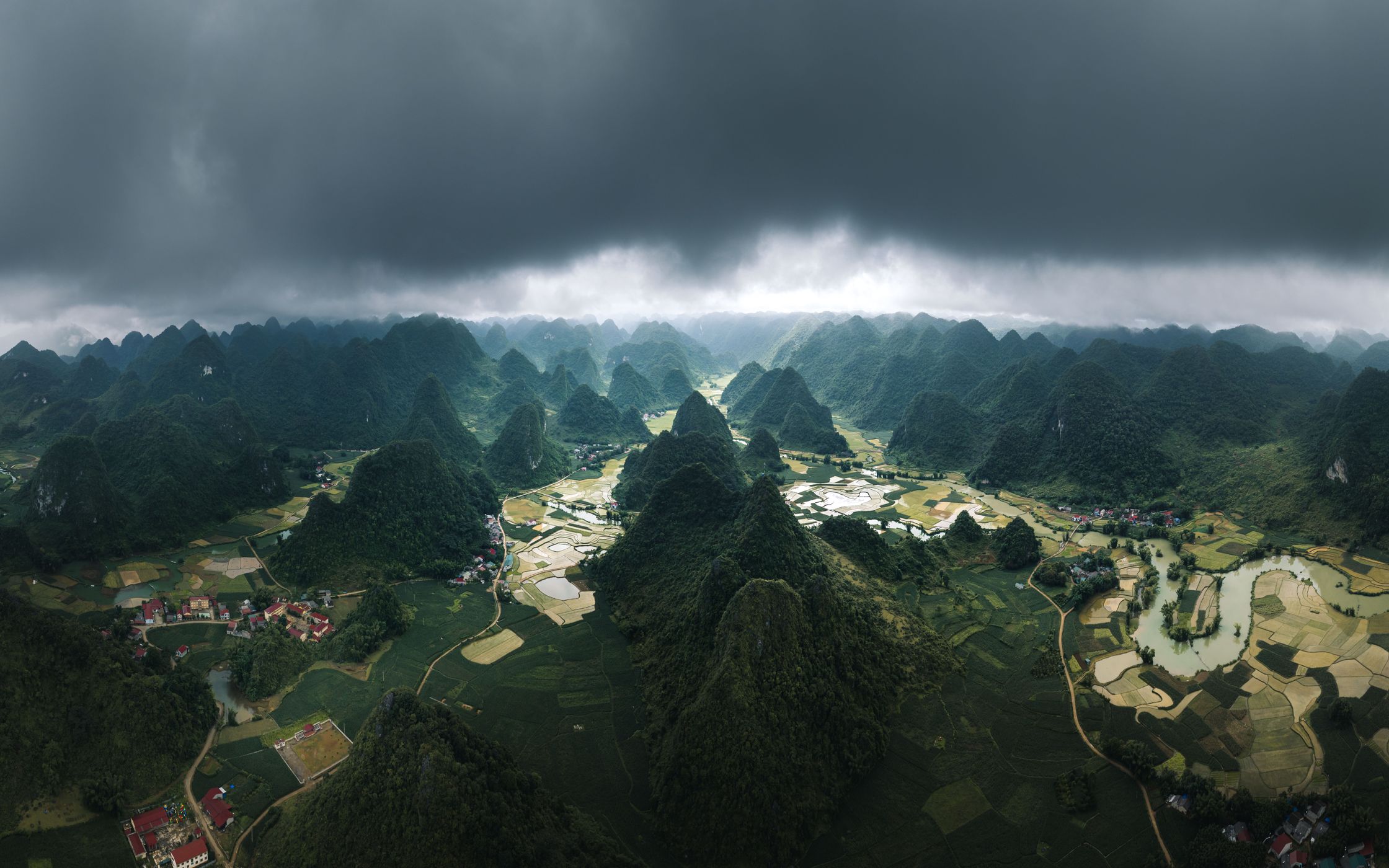 Ngoc Con Valley Mountains, Vietnam