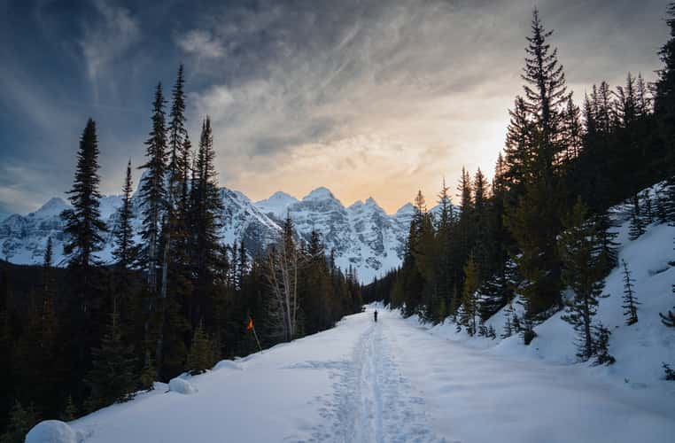 Street to Moraine Lake