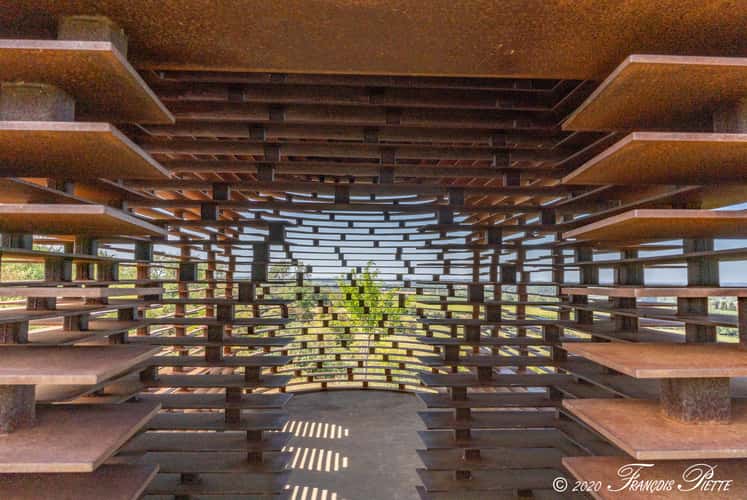 Reading Between The Lines - Église Transparente