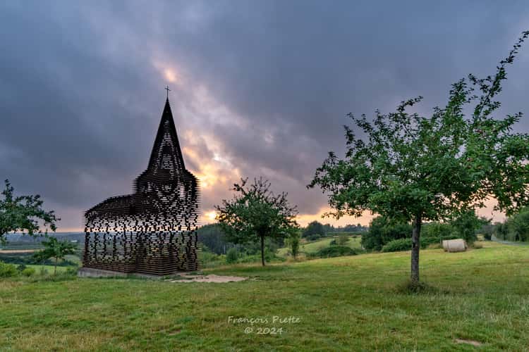 Reading Between The Lines - Église Transparente
