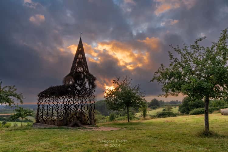 Reading Between The Lines - Église Transparente