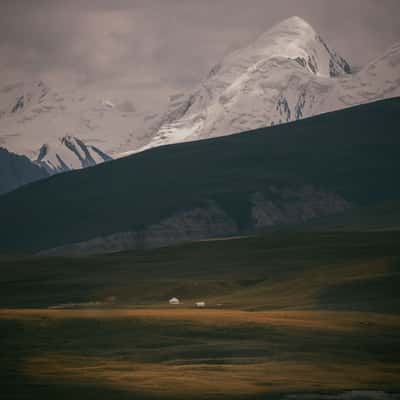 Lonely yurt before Tien-Shan mountain range, Sary-Jaz, Kyrgyz Republic