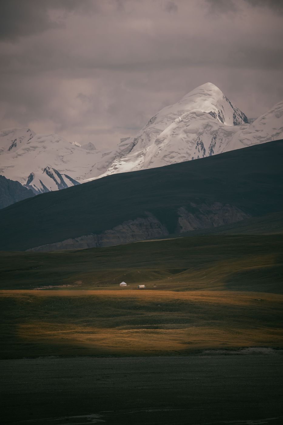 Lonely yurt before Tien-Shan mountain range, Sary-Jaz, Kyrgyz Republic