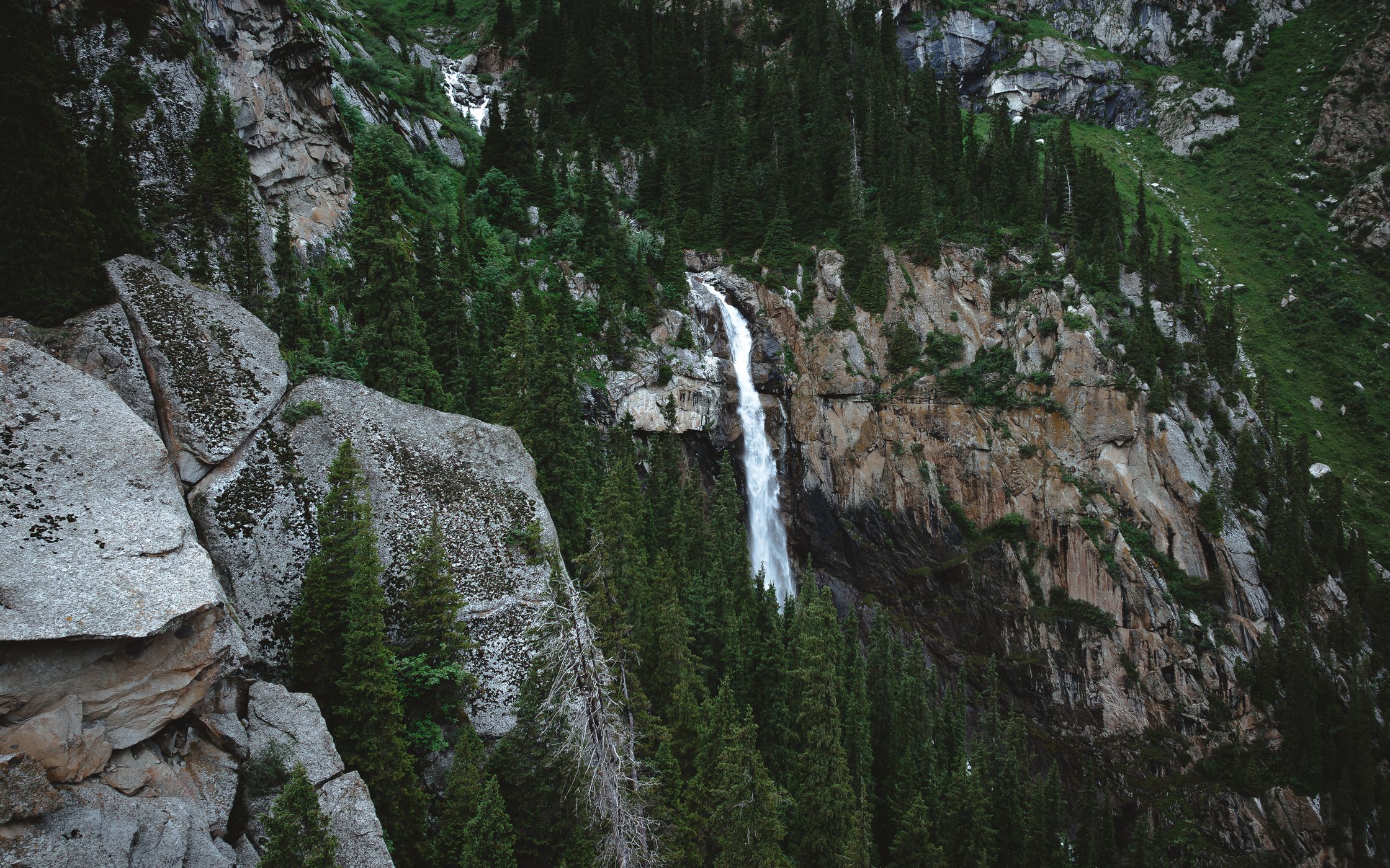 Vodopad Bryzgi Shampanskogo waterfall, Barskoon valley, Kyrgyz Republic