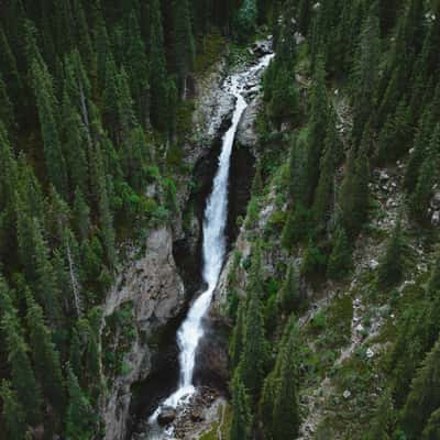 Vodopad Bryzgi Shampanskogo waterfall, Barskoon valley, Kyrgyz Republic