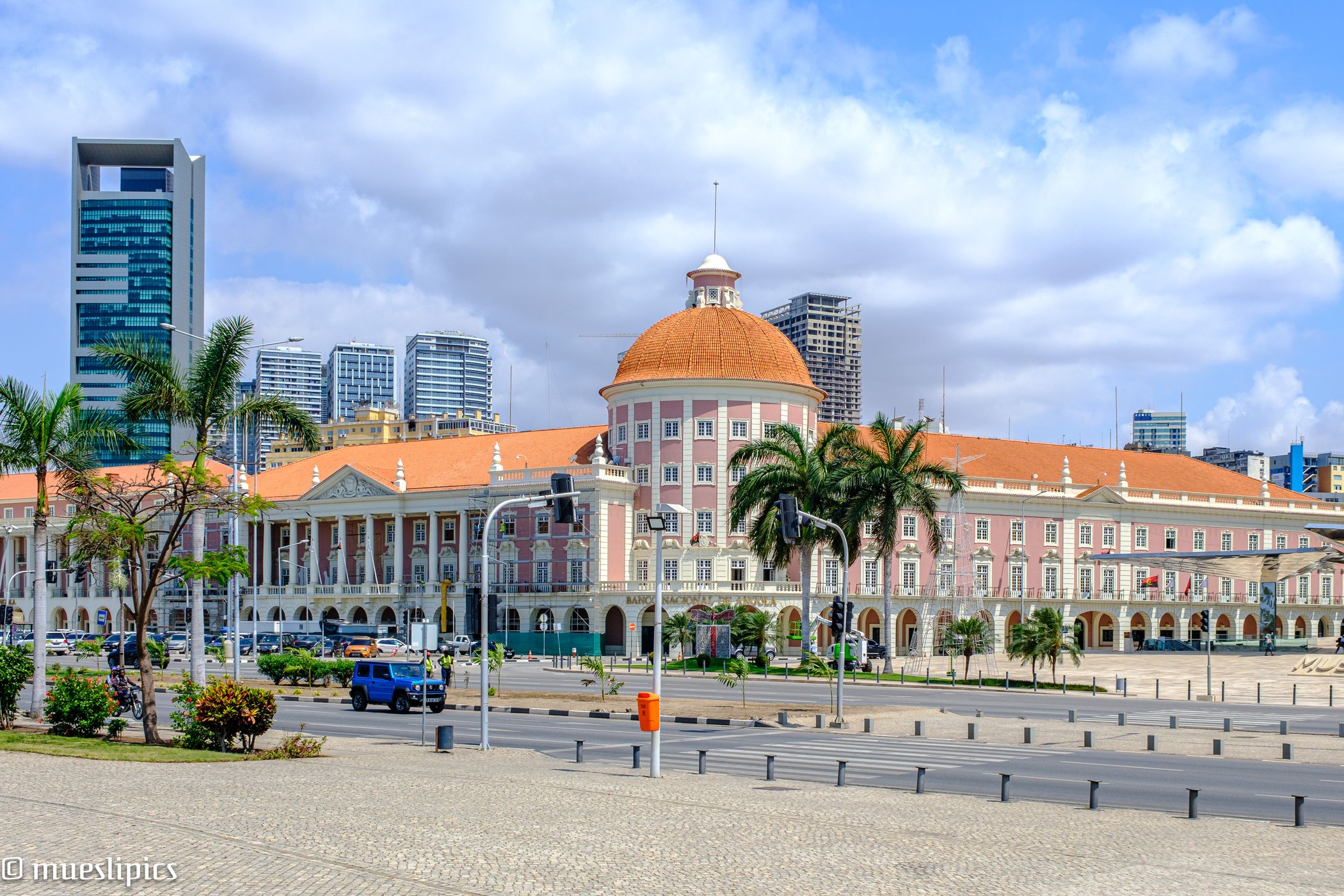 Banco Nacional de Angola, Angola