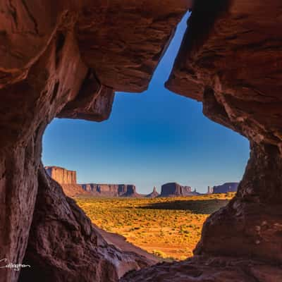 Keyhole Arch, Monument Valley, Navajo Nation, Arizona, USA