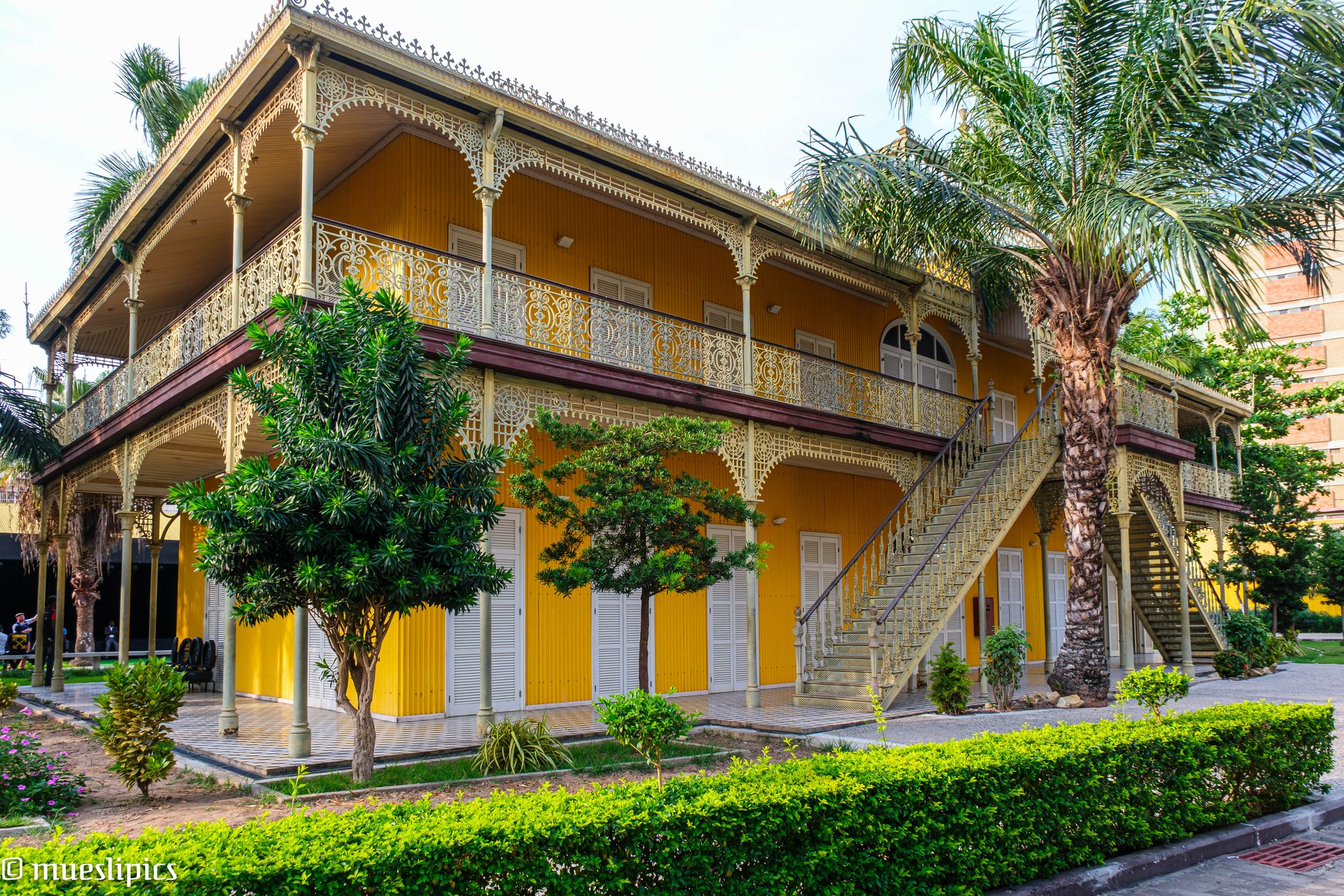 Palacio de Ferro, Angola