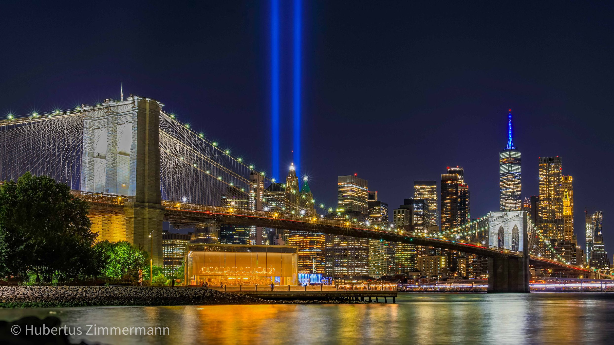 Brooklyn Bridge skyline from Pebble Beach, New York City, USA