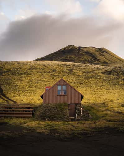 Sveinstindur hut, Front View