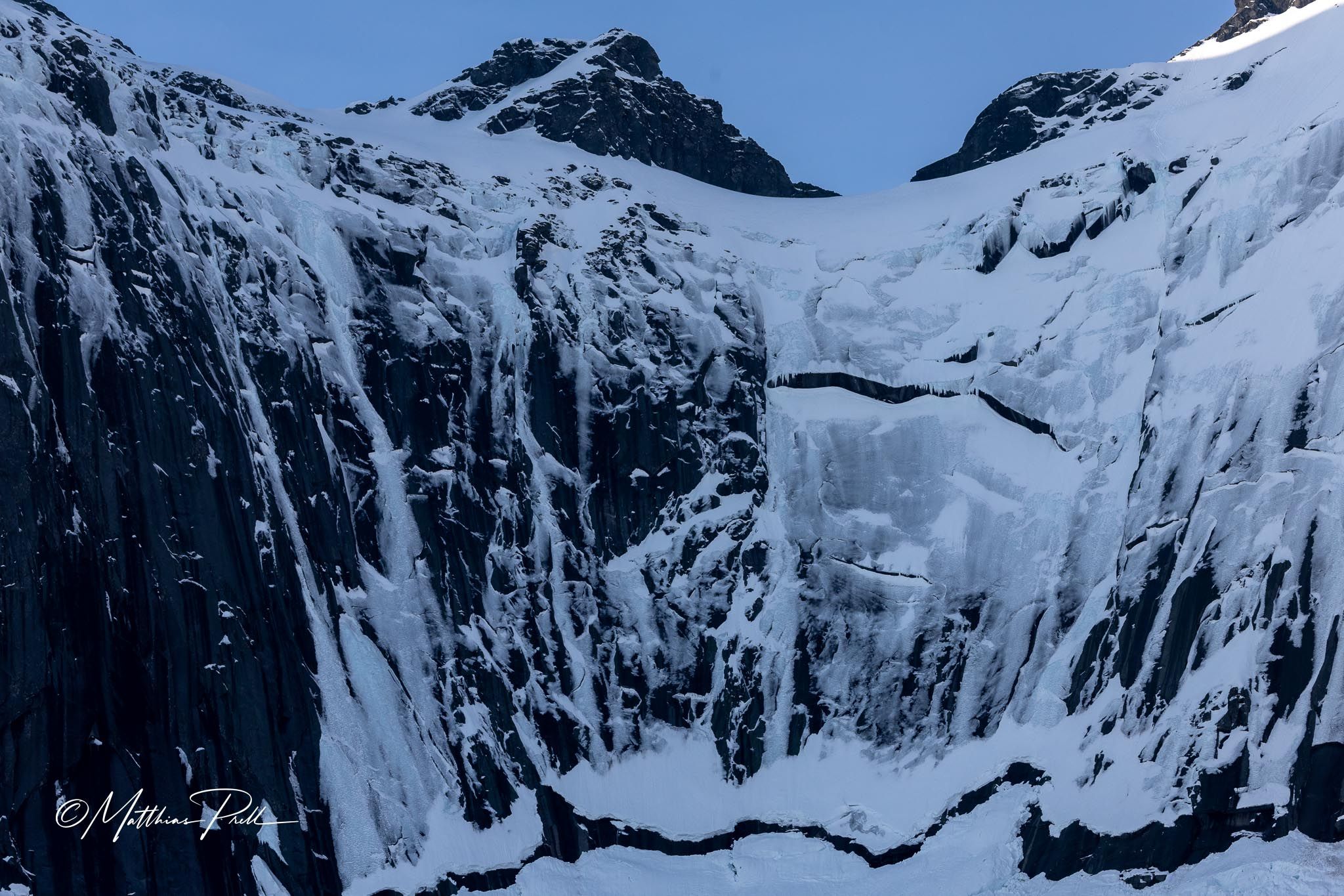 Felswand oberhalb des Sees Storfatnet auf den Lofoten, Norway