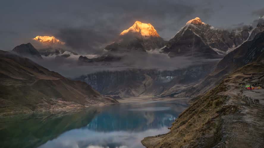 Carhuacocha lagoon at sunrise