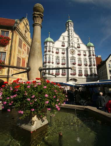 Memmingen Marktplatz mit dem Rathaus und Steuerhaus