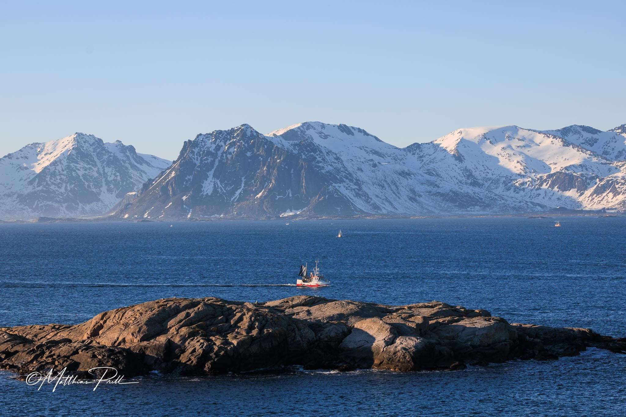 Blick von Henningsvaer nach Solvardholmen, Norway
