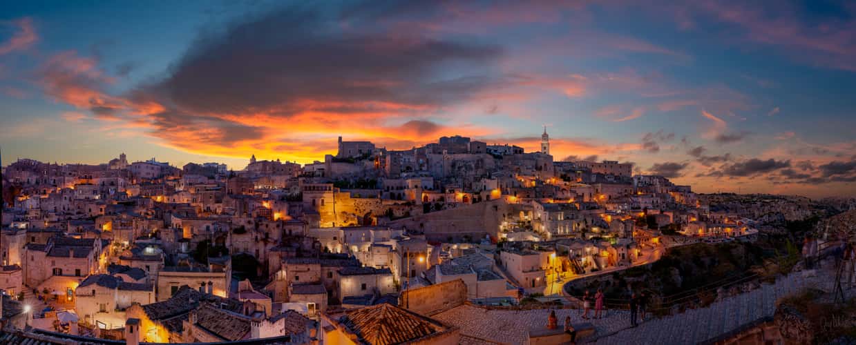 Coucher de soleil sur la citée Paléolithique Matera