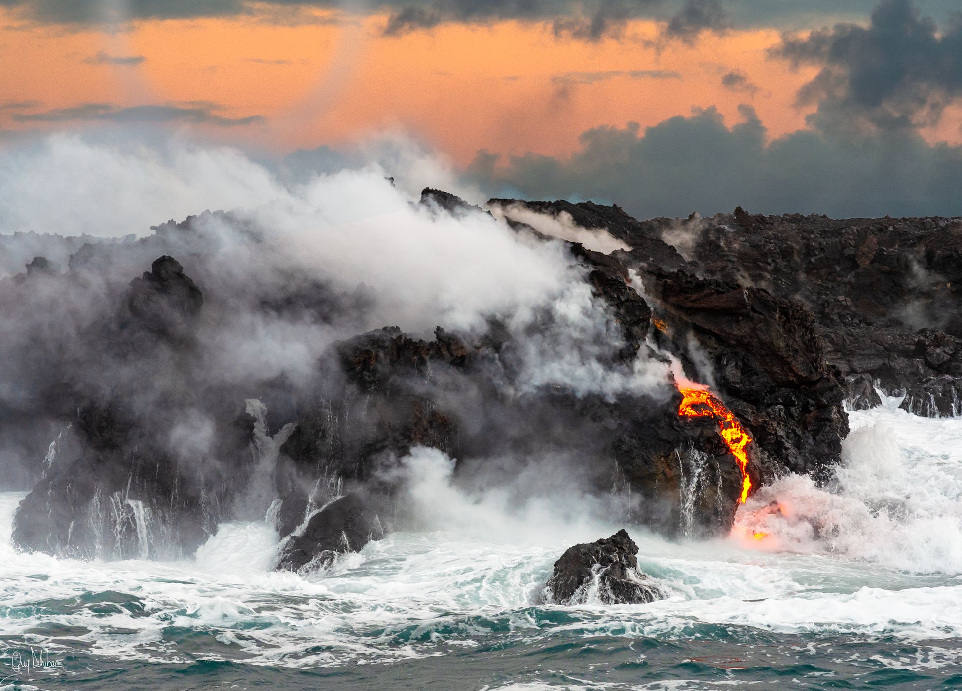 Entrée de lave dans l'océan pacifique, USA