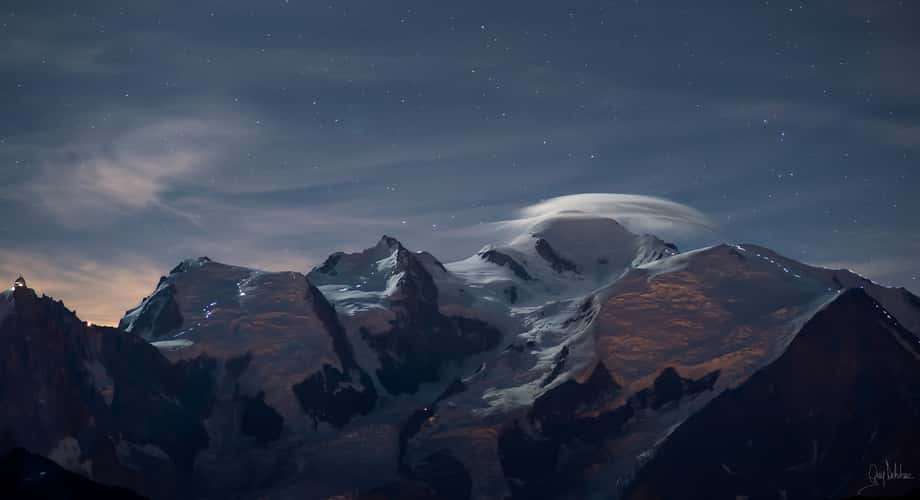 Hikers to Mont-Blanc Summit & stars & clouds