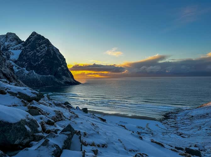 Kvalvika Beach, Hike